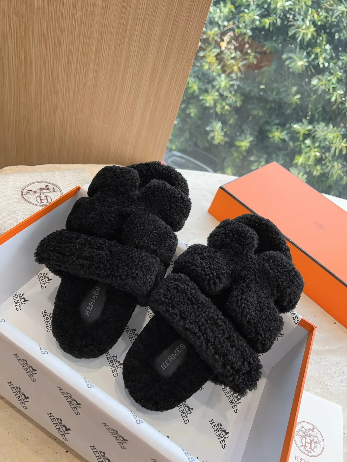👟👟Ex-factory price 500👟👟 (Top version) Hermes Hermès Second Uncle Fur Slippers Can be made without standard: [Note: No standard needs to be customized] In 2024, the official website and Xiaohongshu will synchronize the latest color matching Hermès hot models, upgraded workmanship, high quality! Fashionable small wool H-slip autumn and winter style flat-soled wool mop. Fabric: Imported lamb's roll real wool. Lining: Imported lamb's roll real wool. Outsole: Genuine leather outsole. Size: 35-43, [Note: 41, 42, 43 customized]